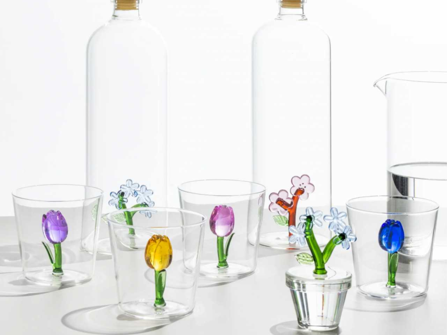 Бокалы Ichendorf Botanica с цветными стеклянными цветами внутри.