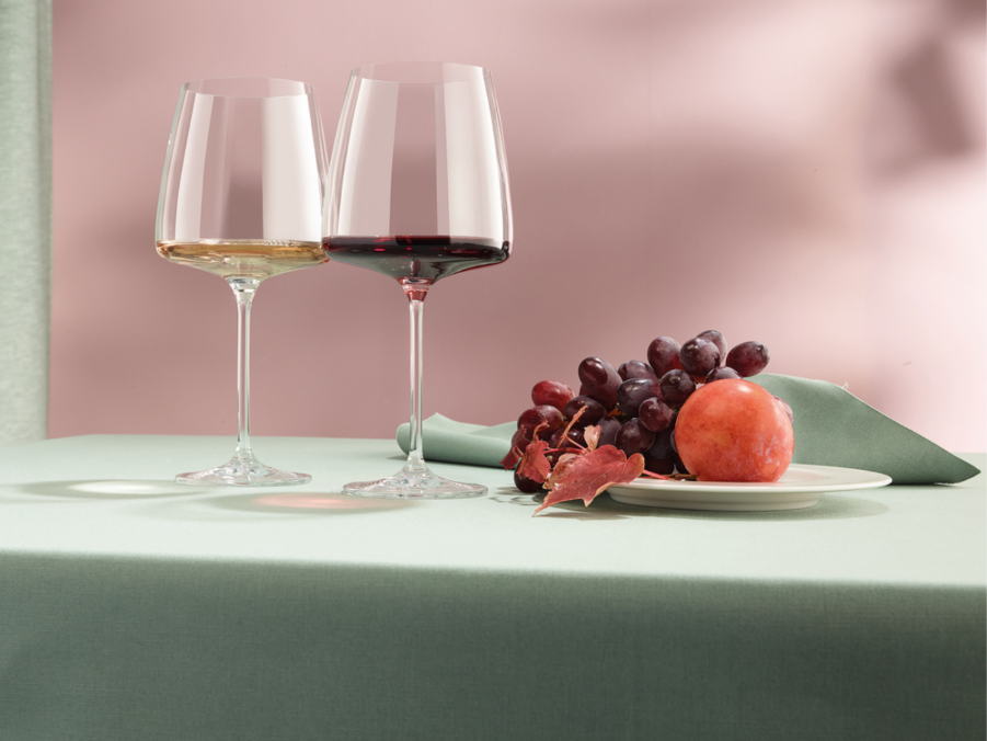Бокалы Schott Zwiesel для белого и красного вина в современной пастельной сервировке.