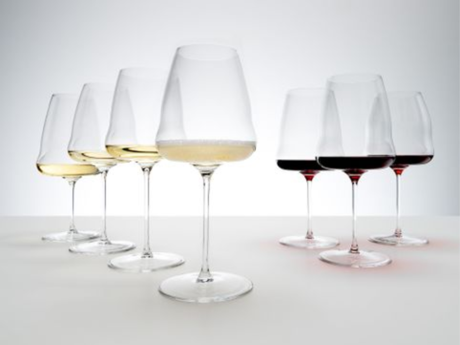 Келихи Riedel для червоного та білого вина різної форми на світлому фоні. 